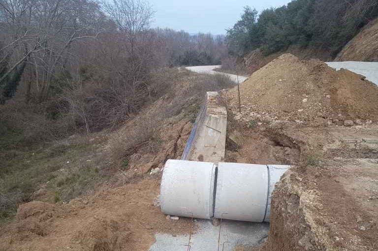 Σε εξέλιξη τα έργα αποκατάστασης του δρόμου προς το Σπήλαιο Θεόπετρας